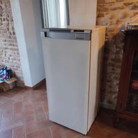 Congelatore verticale a cassetti Ariston