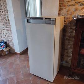 Congelatore verticale a cassetti Ariston