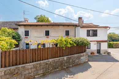 BORGO GROTTA GIGANTE casa carsica con corte