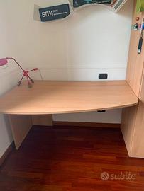 scrivania in legno in appoggio
