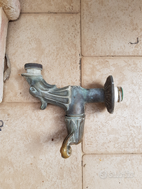 Fontana a muro e rubinetto