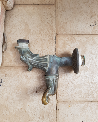 Fontana a muro e rubinetto