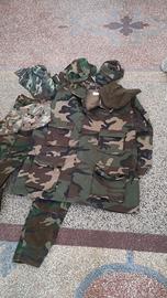 giacca e pantaloni mimetici woodland