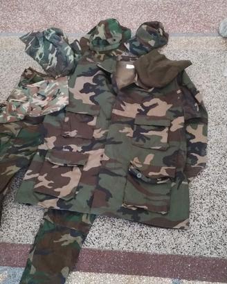 giacca e pantaloni mimetici woodland