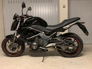 Kawasaki ER-6n anno 2011, naked, Nera-Rosso