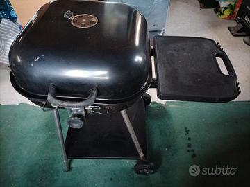 Barbecue da esterno a carbone con ruote