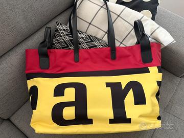 Ferrari borsa con logo grande