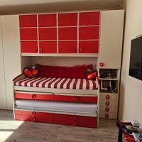 letto a castello bianco e rosso con i materassi 