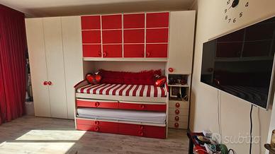 letto a castello bianco e rosso con i materassi 