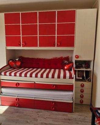 letto a castello bianco e rosso con i materassi 