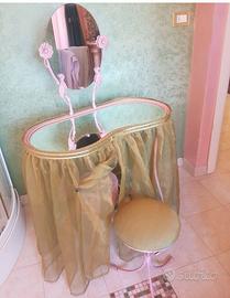 Toeletta stile liberty in ferro battuto 