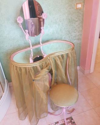 Toeletta stile liberty in ferro battuto 