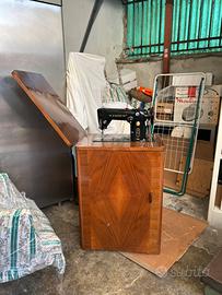 Macchina da cucire Singer con mobiletto