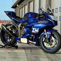 YAMAHA R7 trofeo 2024 con molti accessori