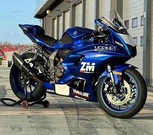 YAMAHA R7 trofeo 2024 con molti accessori