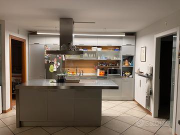 Cucina Franke con isola e elettrodomestici