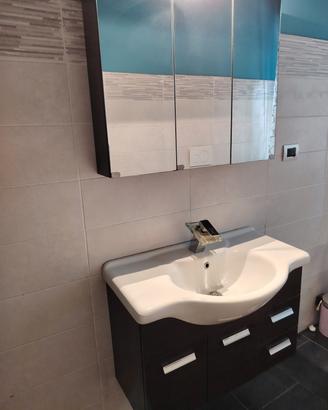 Mobile e specchio bagno