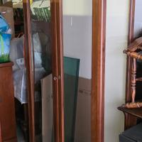 vetrina in noce massiccio