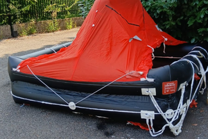 Scialuppa di salvataggio in acqua