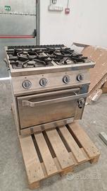 Cucina industriale in acciaio e lavastoviglie