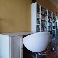 Libreria(anche angolare),scrivania sedia bianca