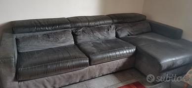 Divano colore grigio