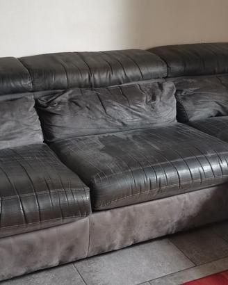 Divano colore grigio