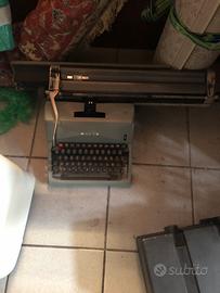 Macchina da scrivere Olivetti 82