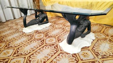 Tavolino classico ed elegante in vetro con sirene