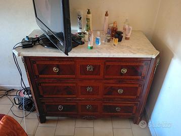 Cassettone con tre cassettiere in legno buono