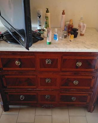 Cassettone con tre cassettiere in legno buono