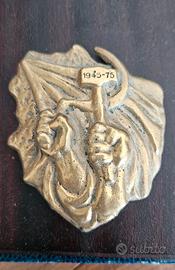 scultura in ottone simbolo falce e martello 
