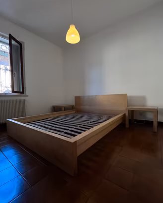 Letto matrimoniale in legno con doghe e 2 comodini