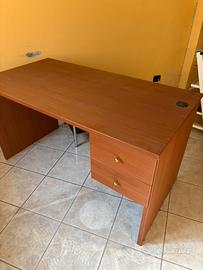 scrivania in legno da ufficio con cassettiera