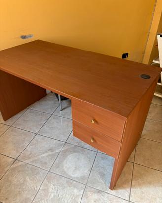 scrivania in legno da ufficio con cassettiera