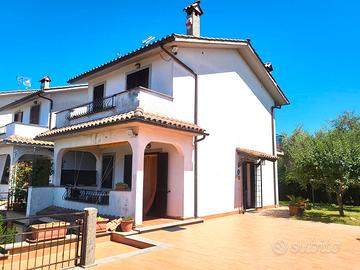 Villa capotesta in zona residenziale