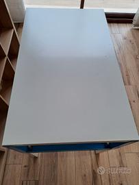 Scrivania da studio e lavagna da apoendere