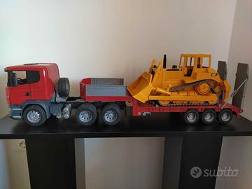 BRUDER camion Scania con rimorchio e bulldozer CAT