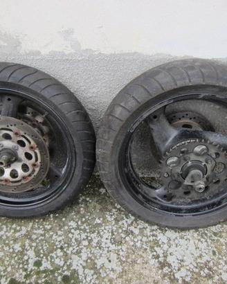 Suzuki RF 600 R - ruote e serbatoio