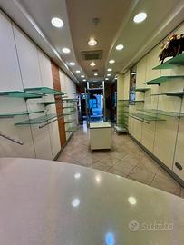 Arredamento negozio abbigliamento
