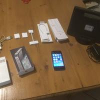 IPhone 4 con docking station e adattatori