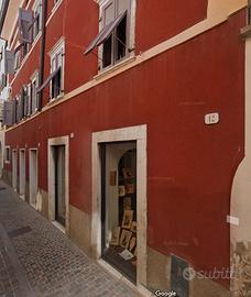 Ala- locale in centro