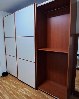 armadio con ante scorrevoli 