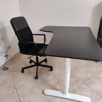 Scrivania angolare con poltrona ufficio nera