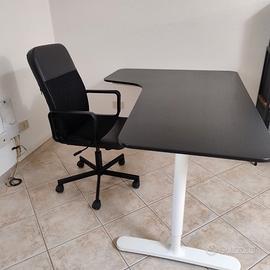 Scrivania angolare con poltrona ufficio nera