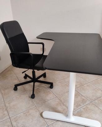 Scrivania angolare con poltrona ufficio nera