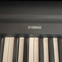 Pianola yamaha con supporto