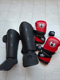 set guantoni kick piu parastinchi
