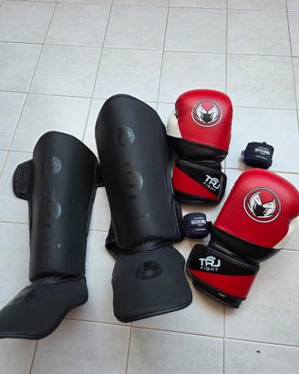 set guantoni kick piu parastinchi