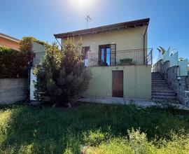 Villa bifamiliare + terreno di 500 mq e terrazzo